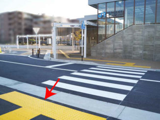 JR新田駅東口側の側道に横断歩道の画像