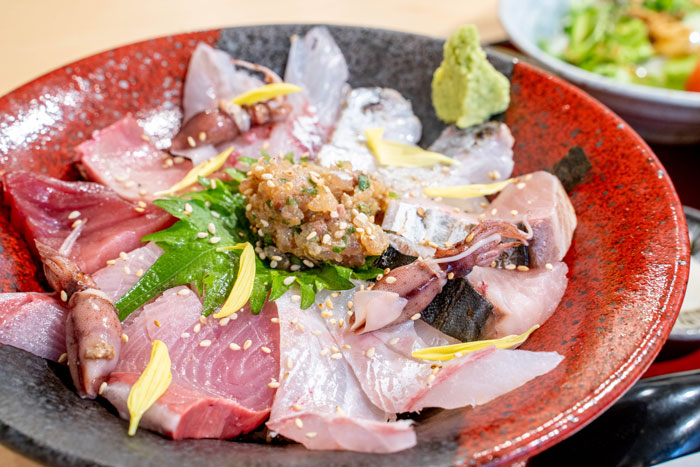 「魚魚魚（Gyo Gyo Gyo）」のランチ  「名物 魚魚魚丼セット」アップ画像