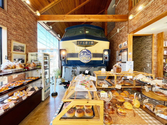 「パン オ セーグル」パン越しに電車が見える画像