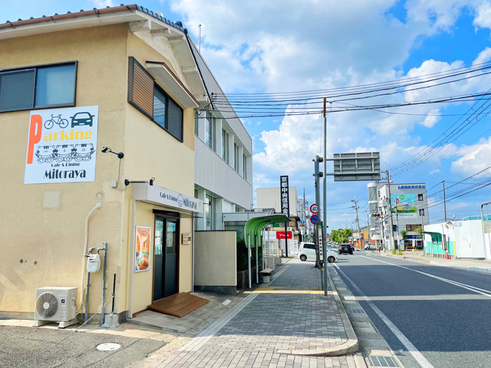 「三寅屋（Mitoraya）」前の通りの画像
