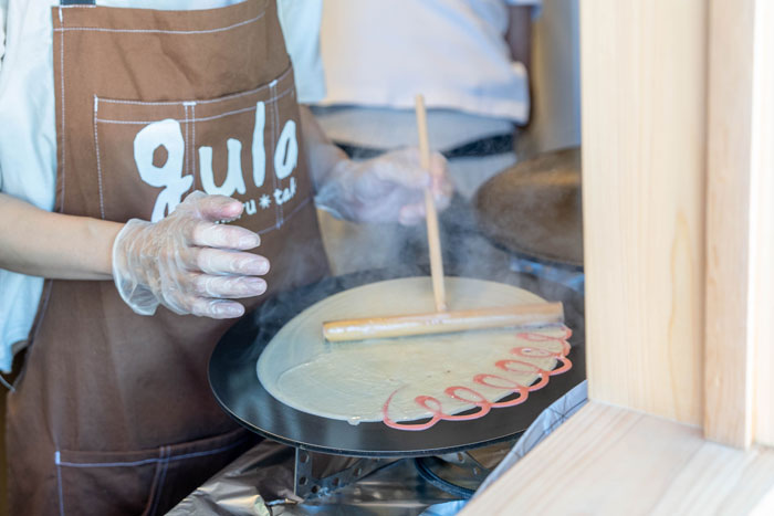 クレープのテイクアウト専門店「gula（グラ）」クレープを焼いている画像