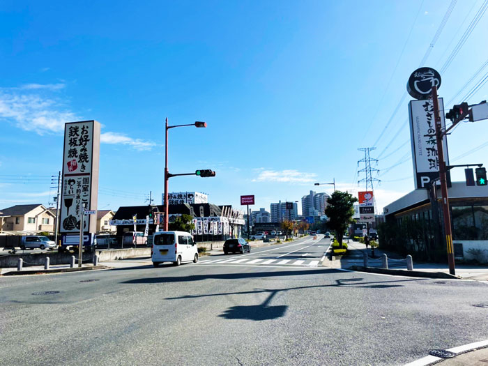 「高級芋菓子しみず 京都松井山手店」前の通りの画像１