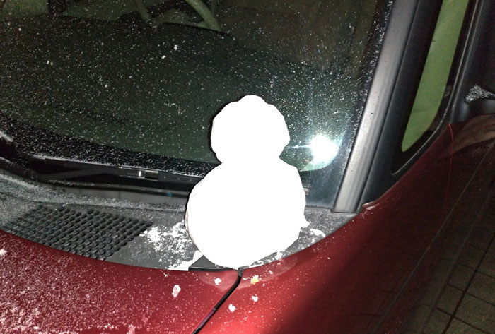 車の上の雪だるまの画像