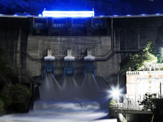 放流中の夜のダムの画像