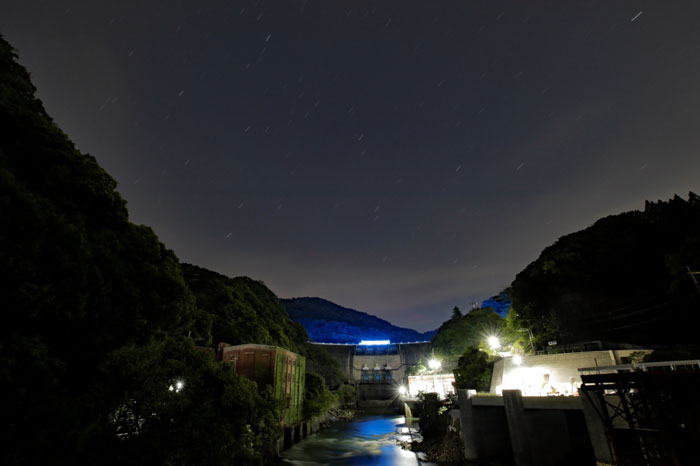 夜のダムの画像