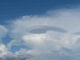 不思議なかたちの雲のアップの画像