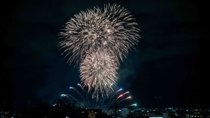 ２０２３年の「大久保駐屯地 夏まつり」の花火の画像
