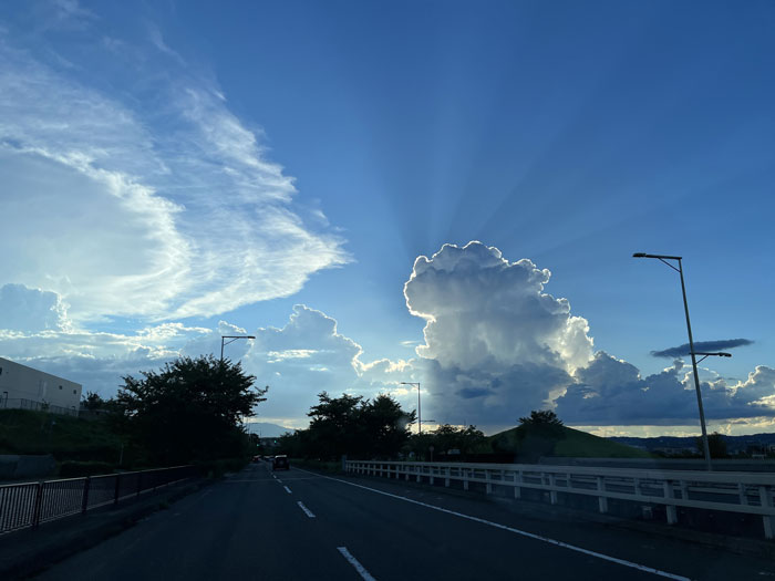 積乱雲と光の画像