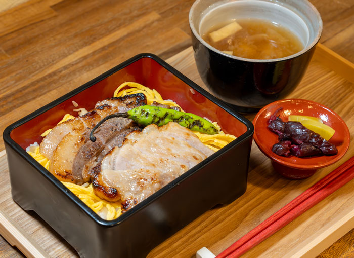 日本茶と熟成味噌料理のお店「ヤマサン」猪と豚の合盛り重の画像１
