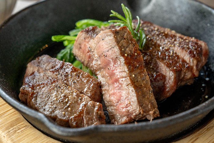 「炭焼き肉と京の野菜 Nico」ランチのステーキアップ画像