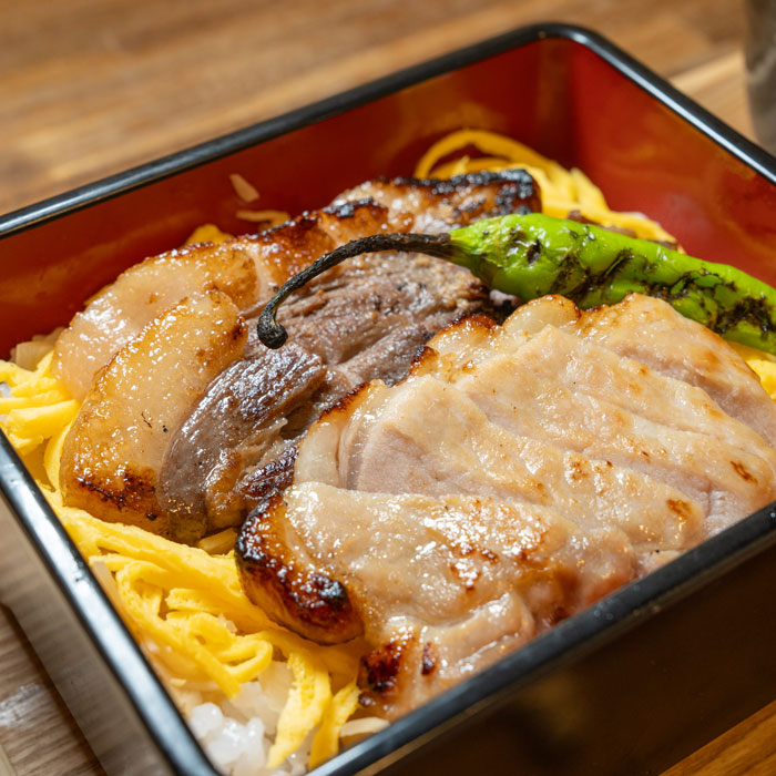 日本茶と熟成味噌料理のお店「ヤマサン」猪と豚の合盛り重の画像２