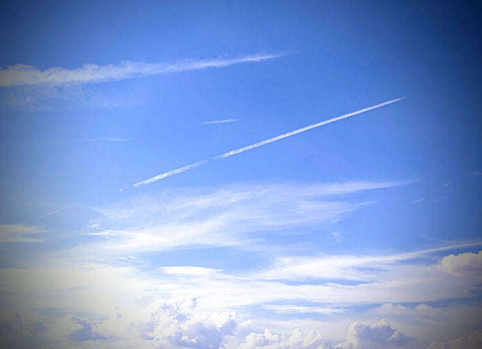 飛行機雲の画像