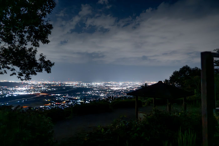 万灯呂山展望台から眺められる夜のまちの画像