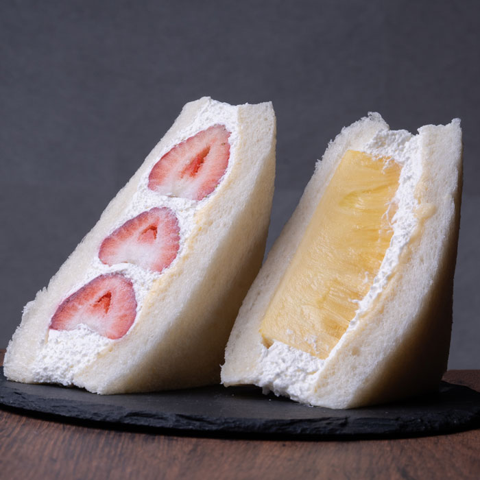 フルーツサンドのお店「めりぃ／Merry」の苺サンドとパイナップルサンドの画像