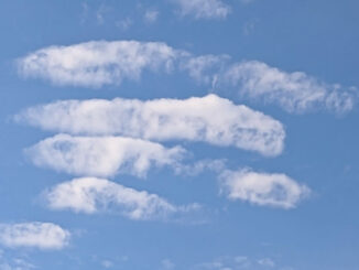 並んだウインナーみたいな雲の画像