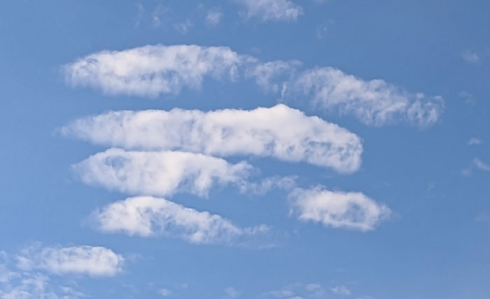 並んだウインナーみたいな雲の画像