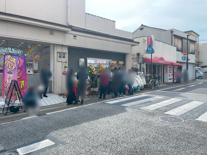 淡路島バーガー専門店「SHIMAUMA BURGER（シマウマバーガー） 宇治」行列ができている画像