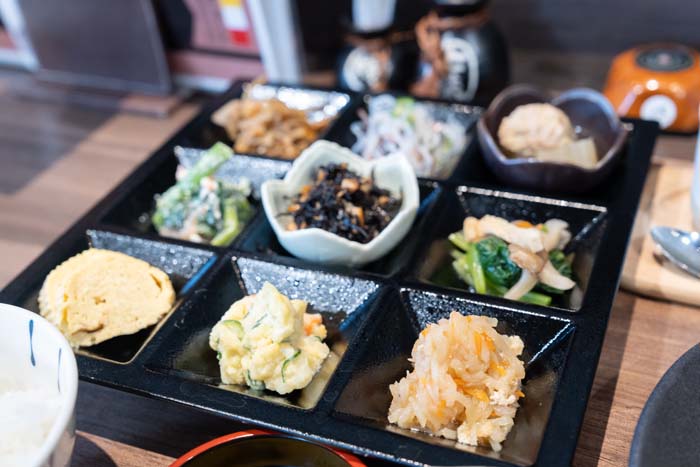 「朝日屋 ブランチ松山手店」の天ぷら盛合せとおばんざい御膳画像１