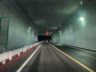 トンネル状になった道路の画像