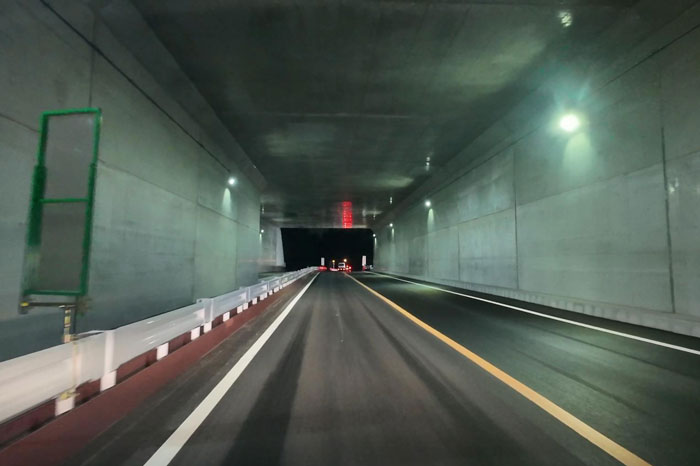 トンネル状になった道路の画像