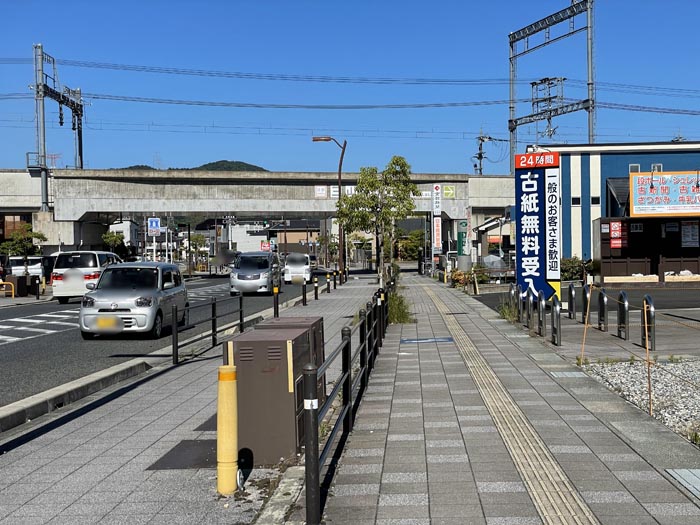 近鉄三山木駅前に２４時間セルフ型の古紙無料受入の場所画像