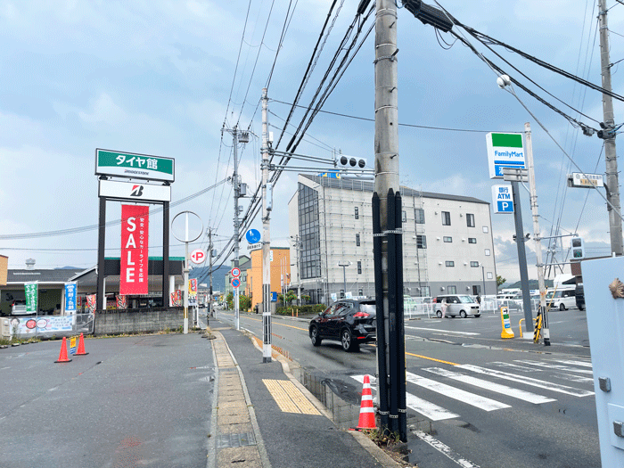 「ほっともっと 京田辺草内店」前の通りの画像
