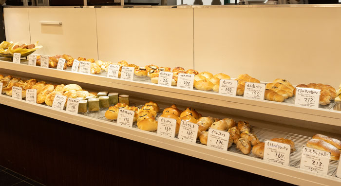 「ビブロベーカー 宇治店」パンが並んだ店内の画像