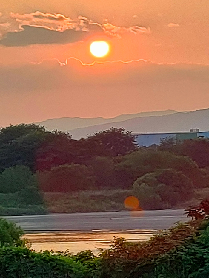 流れ橋上流の木津川堤防からの夕景の画像１