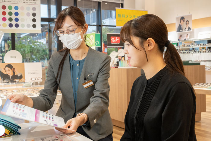 眼鏡市場ブランチ松井山手店　パーソナルカラー診断結果を伝えている画像