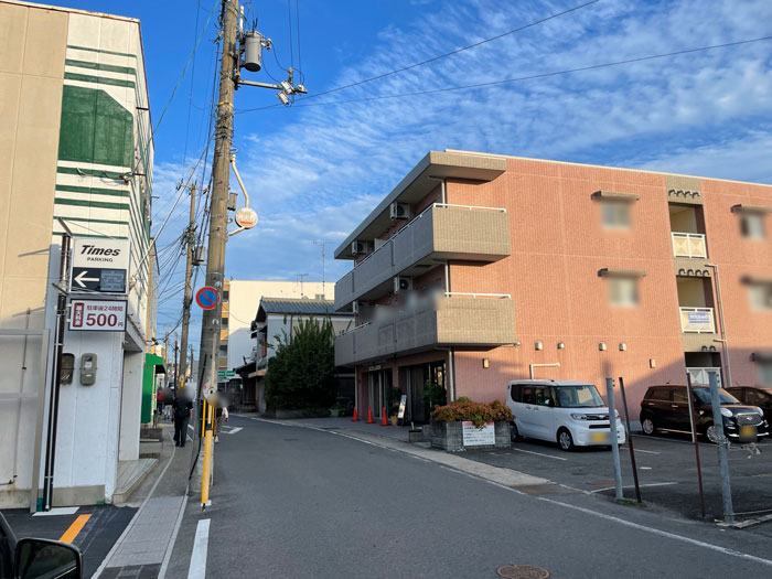 「タイムズ伊勢田駅前」前の通りの画像