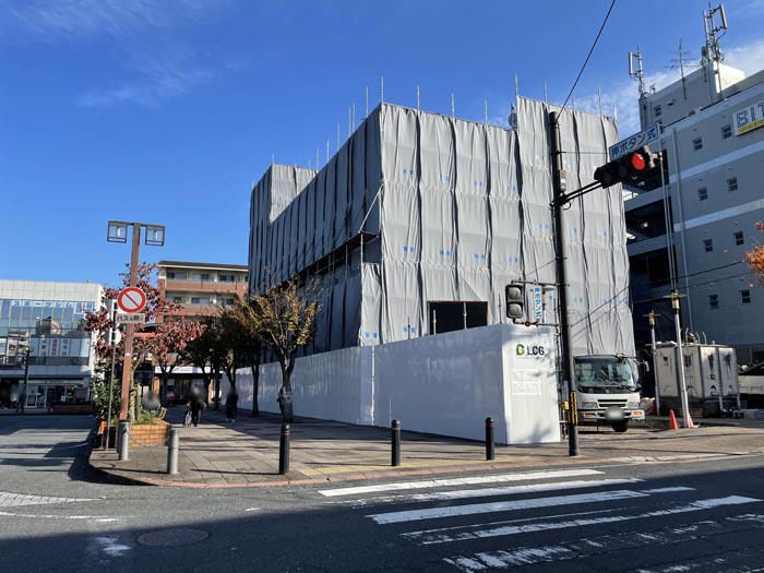 近鉄新田辺駅前にあったパチンコ店の画像