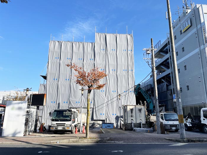 近鉄新田辺駅前にあったパチンコ店の解体工事の画像