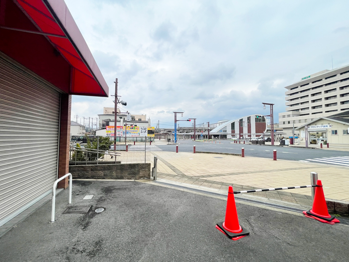 「ほっかほっか亭 木津駅前店」前の通りの画像