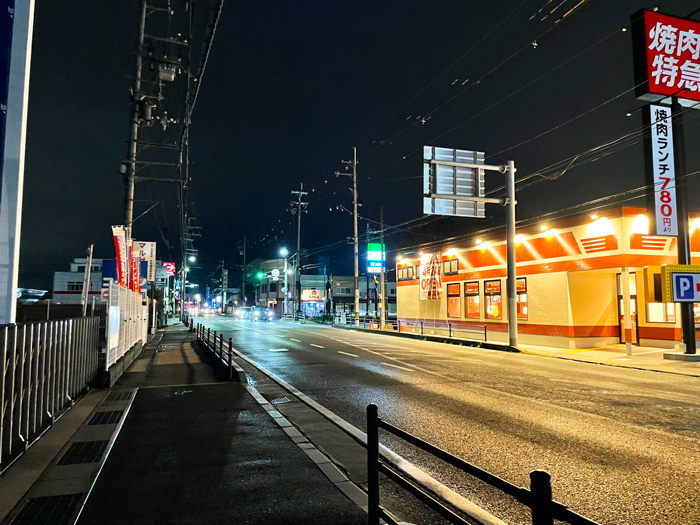 「焼肉特急PREMIUM久御山駅」前の通りの画像