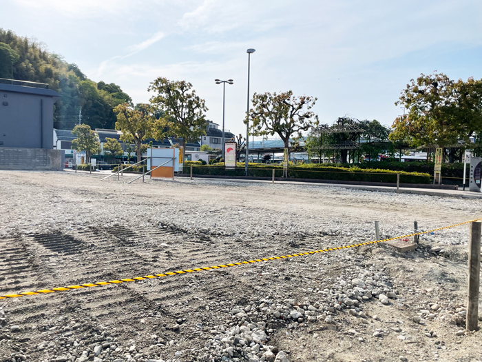 スーパーマーケット「ツジトミ 八幡店」跡地が更地になった画像