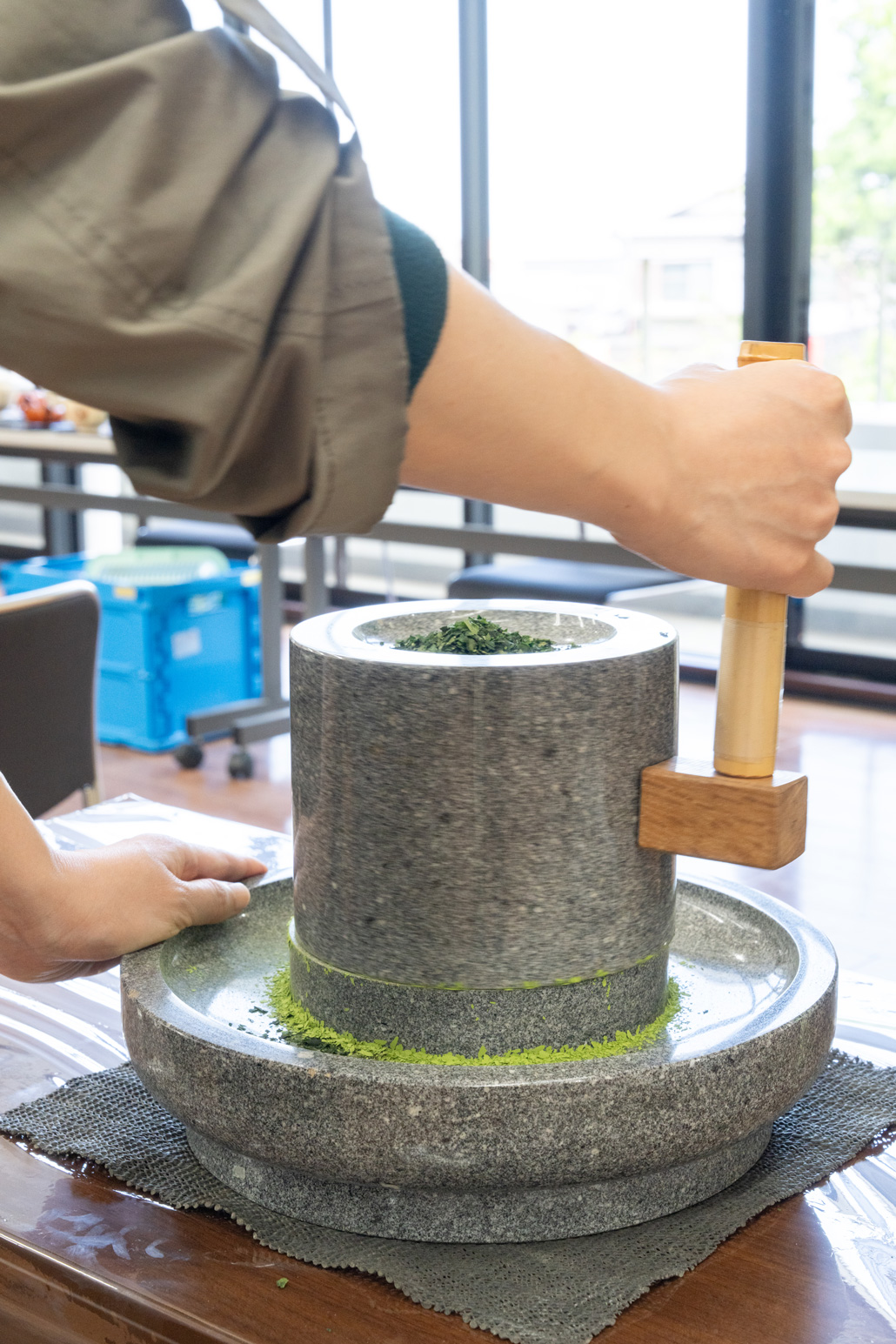 「宇治抹茶の碾き臼体験」の画像
