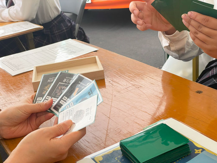 木津高校の生徒さんと楽しんでいる画像