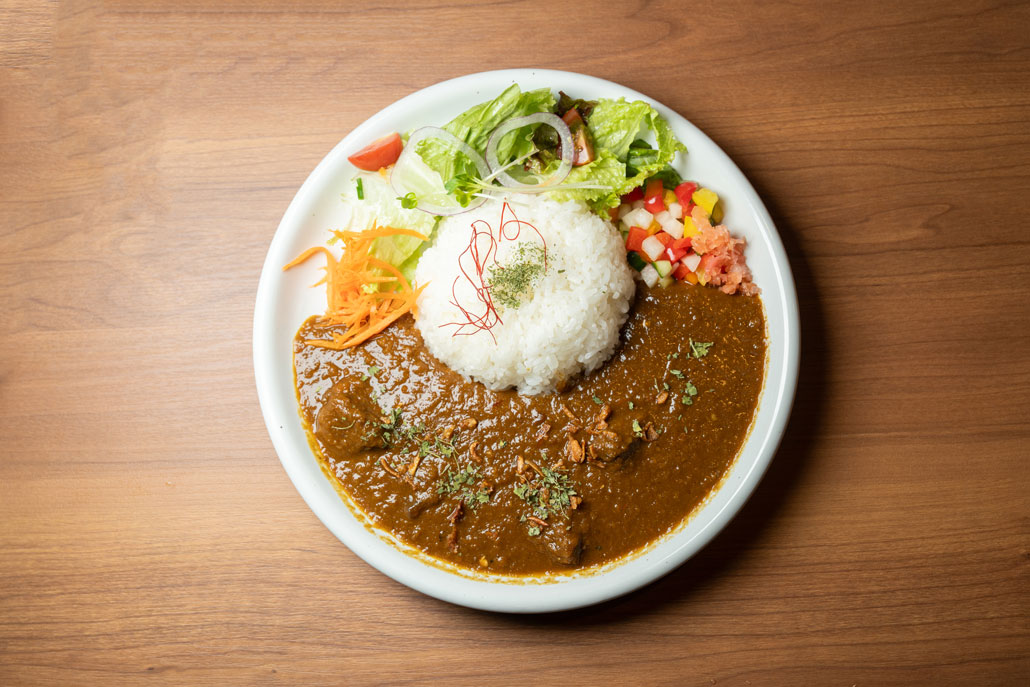 「メドカレー舎」の定番「黒毛和牛メドビーフカレー」上からの画像