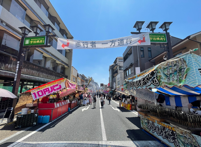 宇治橋側から見た宇治橋通りの画像