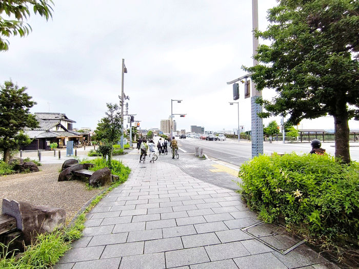 「函館市場 京阪宇治店」前の通りの画像