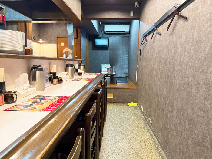 ラーメン店「麺や轍 小倉店」の店内画像