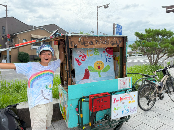布芝居をする青年の画像1
