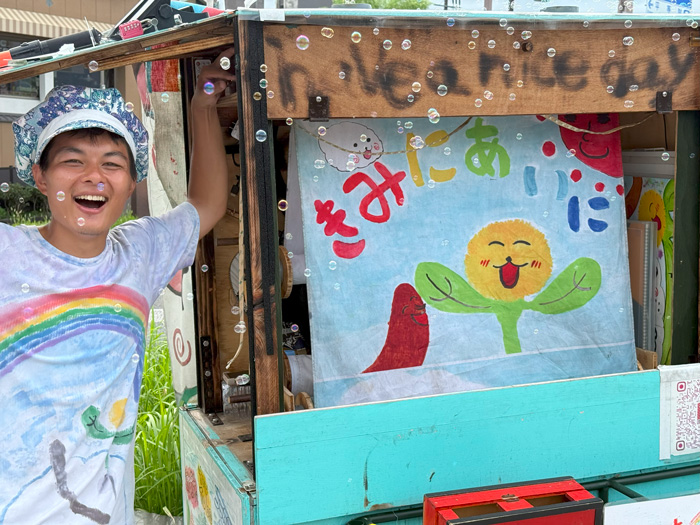 布芝居をする青年の画像3