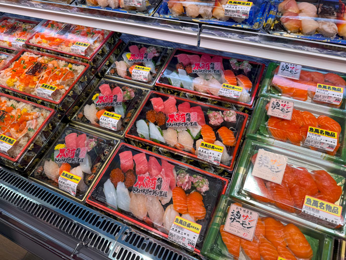 「ロピア 宇治店」に並ぶお寿司の画像