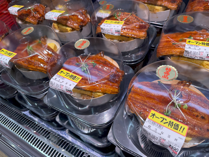 「ロピア 宇治店」に並ぶうな玉丼の画像