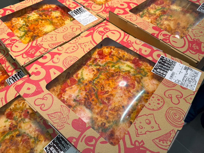 「ロピア 宇治店」に並ぶピザの画像