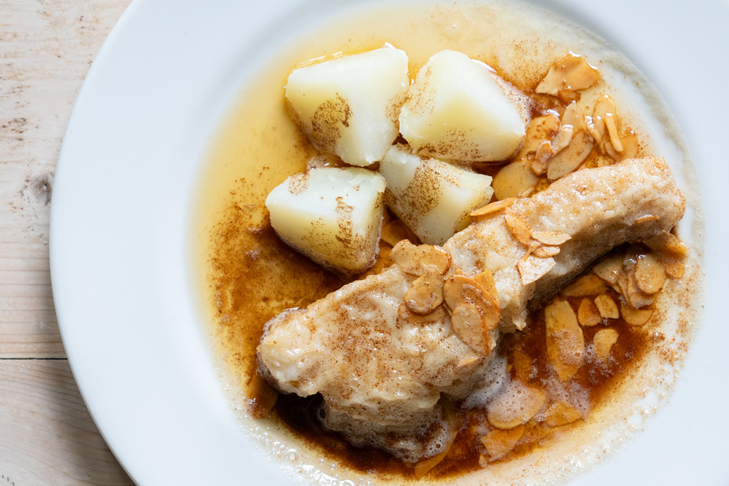 「ビストロ de ナカガワ」のBランチのメイン「白身魚のムニエル・アーモンド風味」の画像１