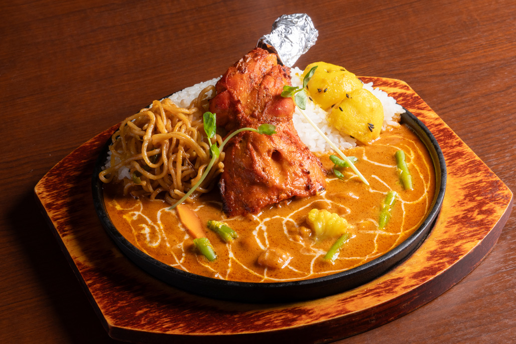 「CURRY DINING SHAHI（カリーダイニング サヒ）」のタンドリーチキンカレーライスの画像２