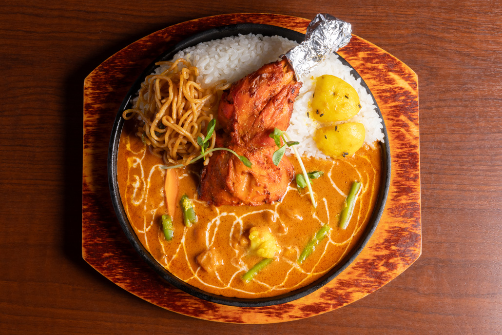 「CURRY DINING SHAHI（カリーダイニング サヒ）」のタンドリーチキンカレーライスの画像１