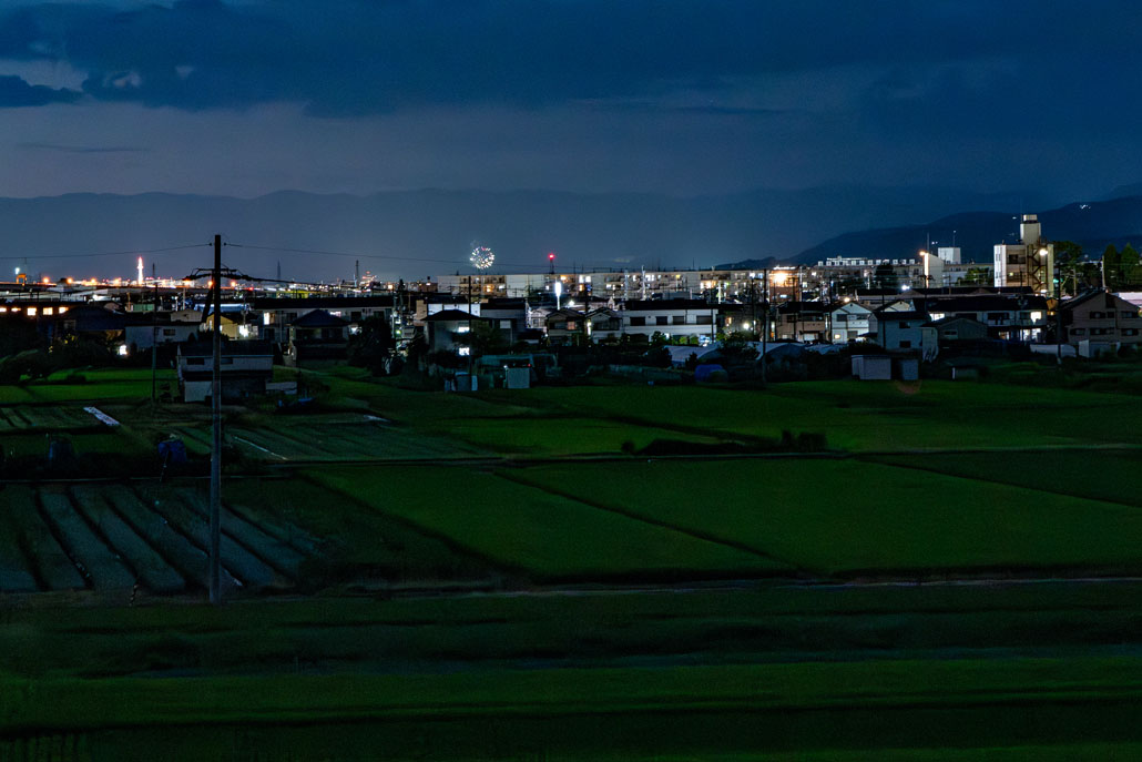 京都タワーと宝ヶ池の花火の画像